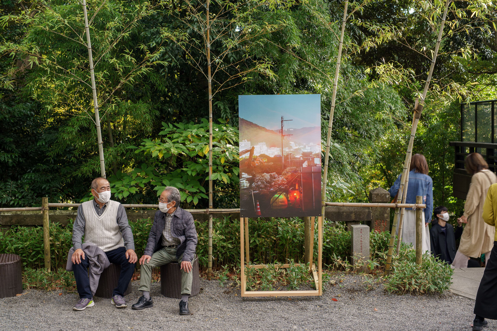 谷エルス牙 /Arrows or else Shadows, 2022 (Installation view at Kinomiya Shrine, Shizuoka, JP, 2022)